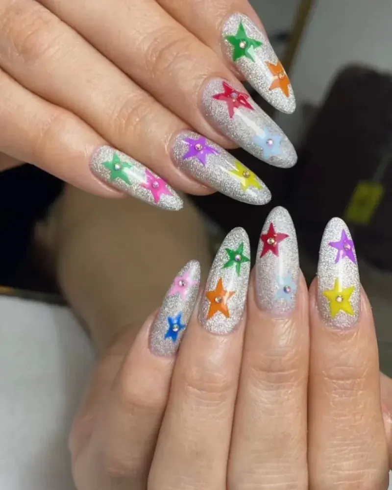 Nail art glitter con estrellas