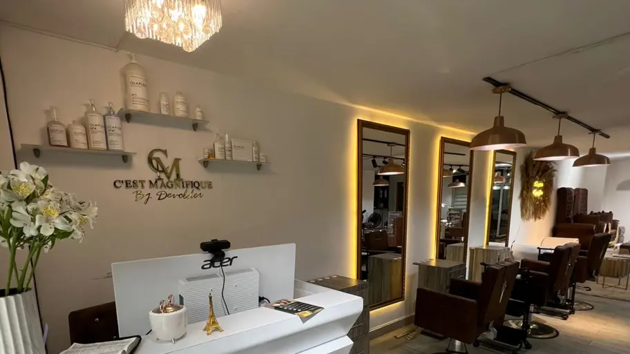 Interior de la sede Laureles de C'est Magnifique by Devolder